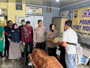 Kabiddokkes Polda Sumbar Kombes Pol dr. Sri Handayani, MMRS memimpin penyerahan jenazah korban banjir bandang kepada pihak keluarganya, di RS Bhayangkara, Kamis (16/5/2024). [Foto: Dok. Kabapadang]