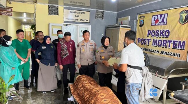 Kabiddokkes Polda Sumbar Kombes Pol dr. Sri Handayani, MMRS memimpin penyerahan jenazah korban banjir bandang kepada pihak keluarganya, di RS Bhayangkara, Kamis (16/5/2024). [Foto: Dok. Kabapadang]