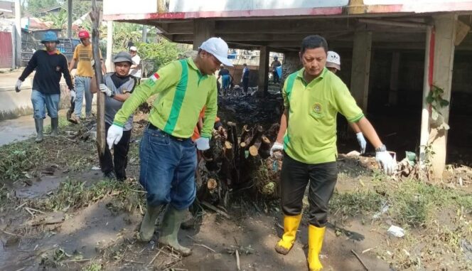 
 Sekretaris DPW LDII Sumbar HM Abdillah (kanan) bersama Ketua Biro HAL LDII Sumbar H Roy Gabro ikut bergotong royong di lokasi terdampak bencana.