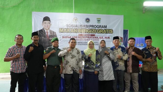 
 Antusiasme tinggi menyambut kedatangan tim sosialisasi Program Makan Bergizi Gratis (MBG) di Kabupaten Padang Pariaman, Kamis (12/6). [Foto: Dok. BGN]