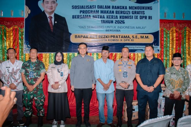 
 Anggota Komisi IX DPR RI, Ade Rezki Pratama saat kegiatan sosialisasi Program MBG bersama mitra kerja di Hall PB Relasi Baru Simpang Tiga Ketaping, Kecamatan Batang Anai, Kabupaten Padang Pariaman, Sumatera Barat, Kamis (7/5).