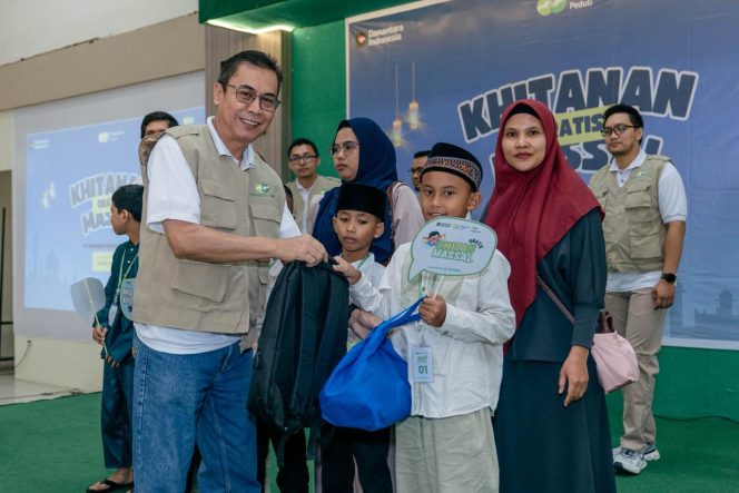 
 PT Pegadaian Kantor Wilayah II Pekanbaru memadukan layanan kesehatan dengan edukasi keuangan dalam pelaksanaan Program Khitan Massal Generasi Emas 2026 di Kota Batam, Kepulauan Riau. [Foto: Dok. Ist]