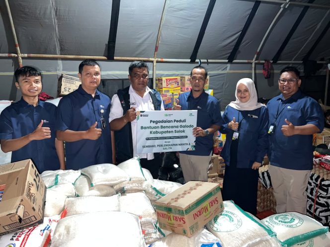 
 PT Pegadaian Kantor Wilayah II Pekanbaru melalui Pegadaian Cabang Solok menyalurkan bantuan untuk membantu memenuhi kebutuhan masyarakat terdampak dan para pengungsi bencana Galodo di Kabupaten Solok. [Foto: Dok. Pegadaian]